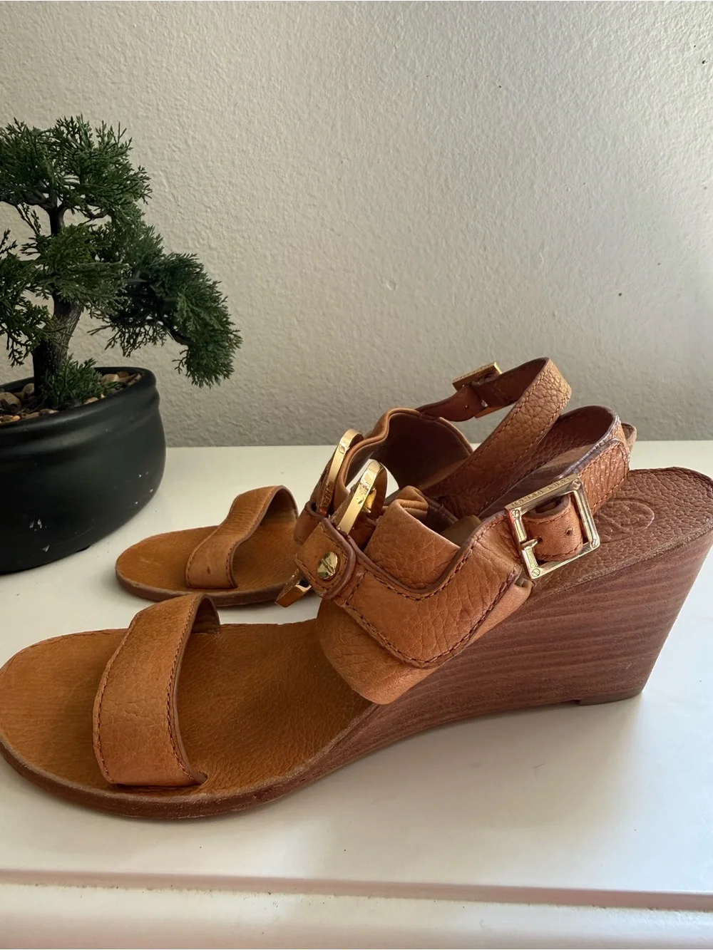 Tory Burch Amanda wedge women size 8 Tan Leather Wedge Sandals with Logo Emblem